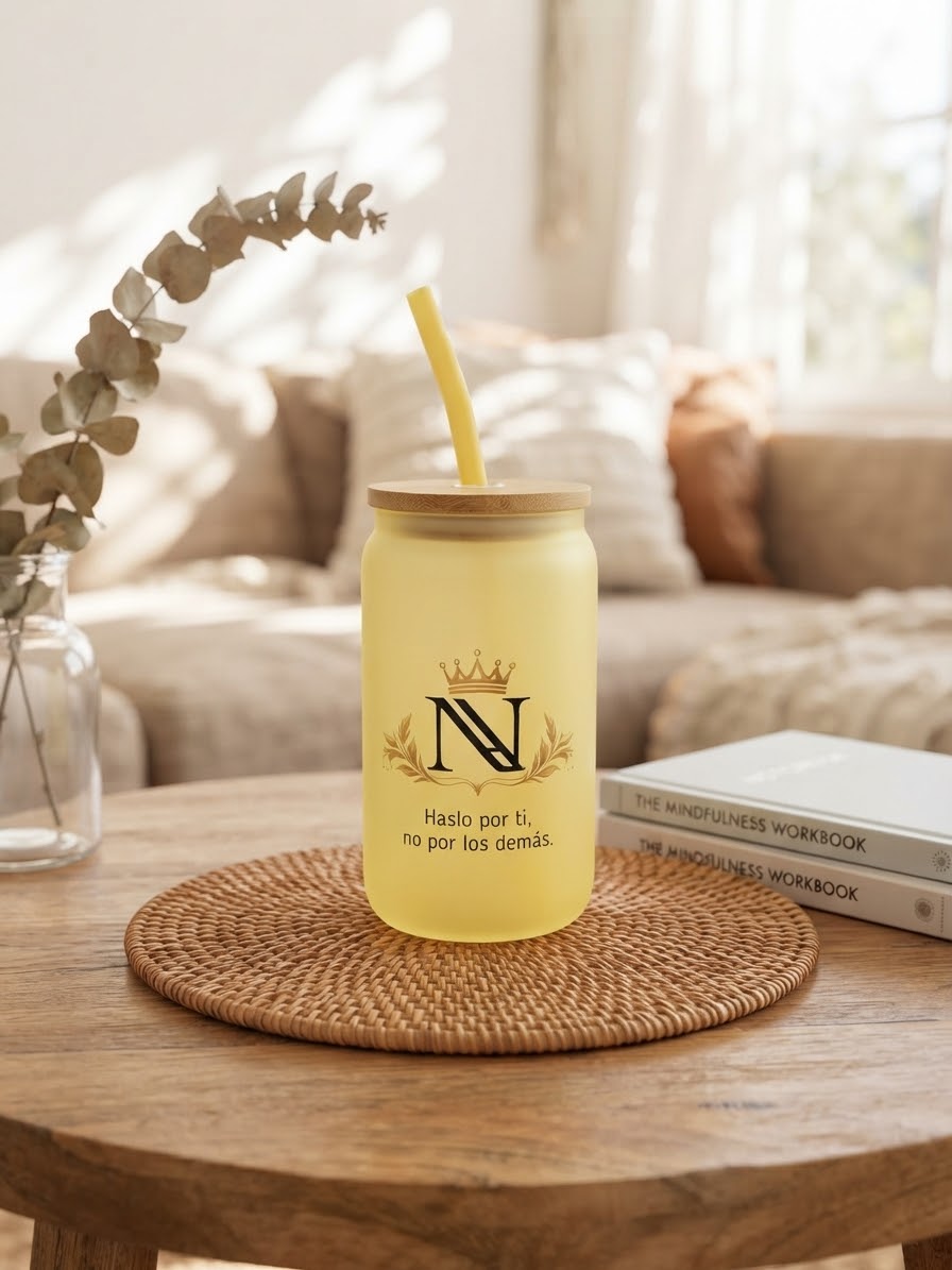 vasos efecto esmerilado con tapa de bambú y sorbete color amarillo